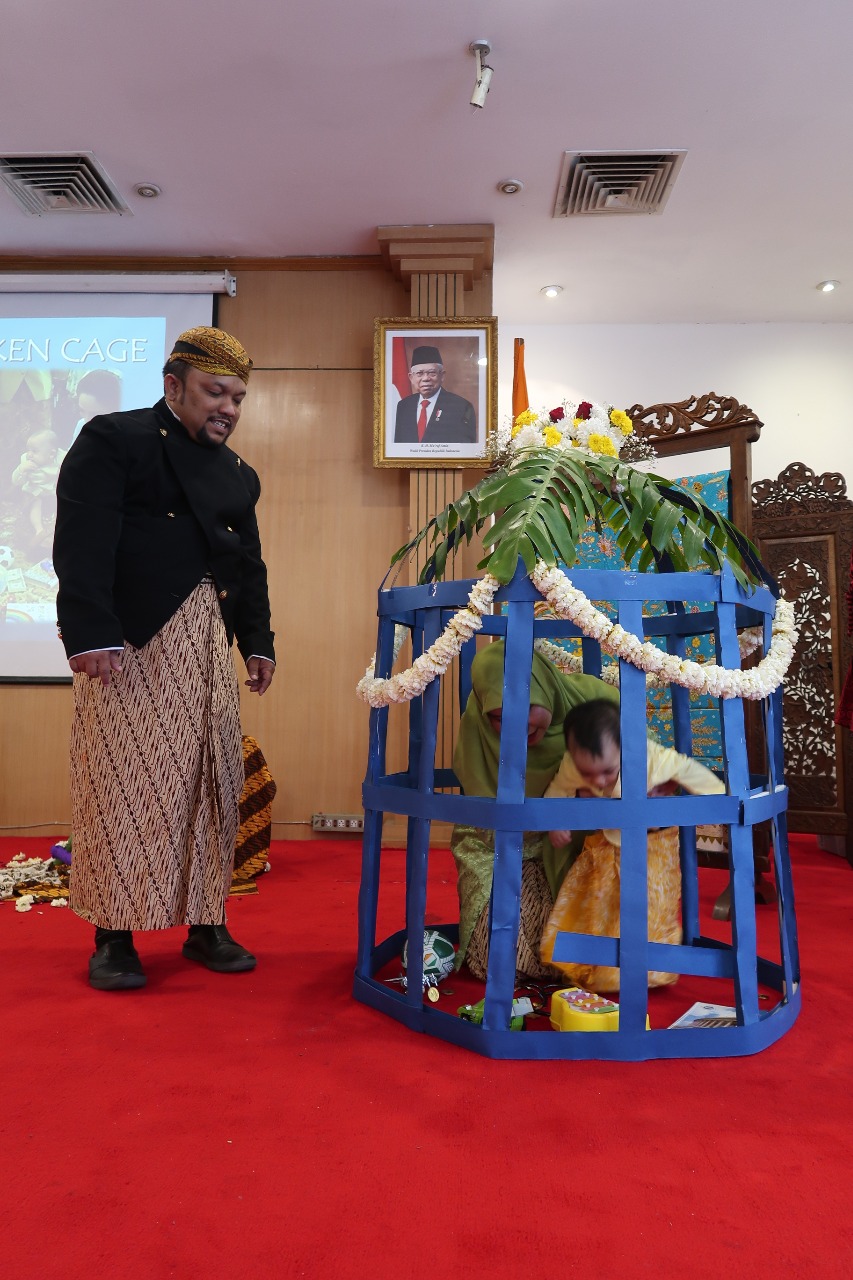 'Tedak Siten' tradisi warisan leluhur tanah Jawa Pukau