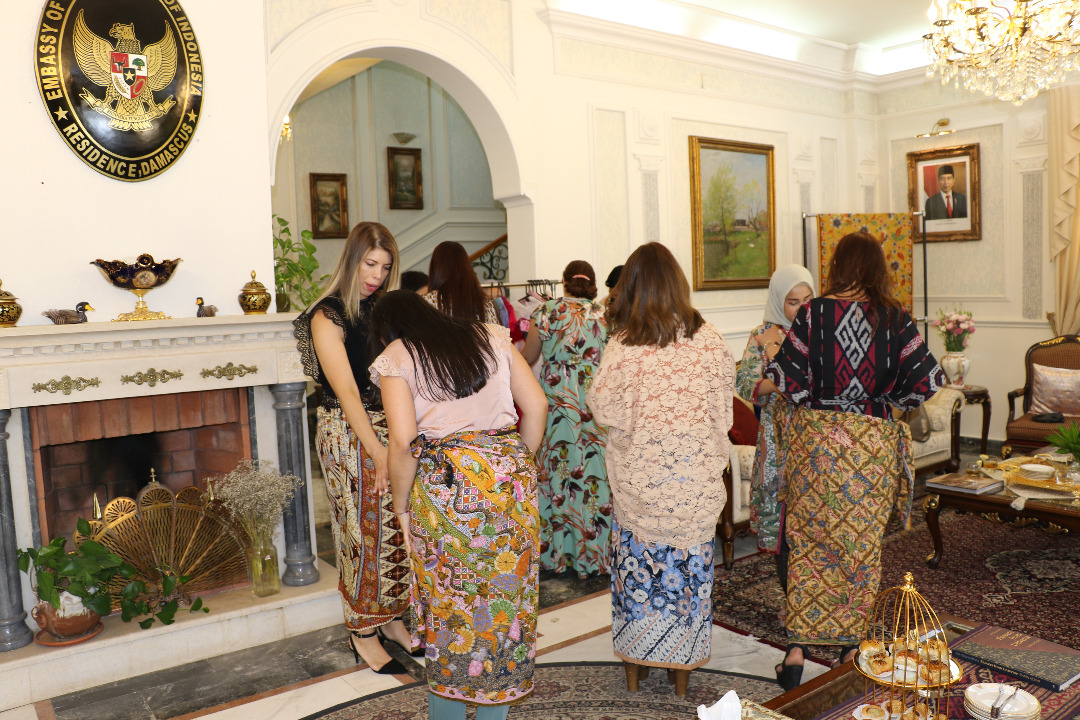 Batik Indonesia Membuat Kagum Para Istri Diplomat Asing Di Damaskus
