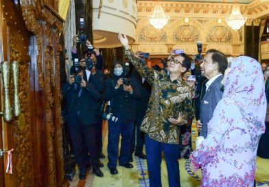 Pintu Kayu Ukir Jawa Klasik Gebyok Dipersembahkan Bagi Sultan Brunei Darussalam