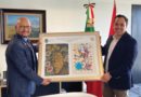 Penyerahan Kain Batik Indonesia dan Kain Tenango Meksiko kepada Menteri Perekonomian Meksiko oleh Duta Besar RI