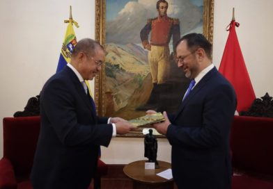 Penyerahan Copy Surat Kepercayaan Dubes Fikry Cassidy kepada Menlu Venezuela