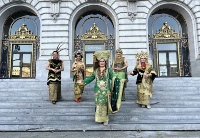 Pesona Busana Nusantara di Panggung APA Heritage Awards San Francisco