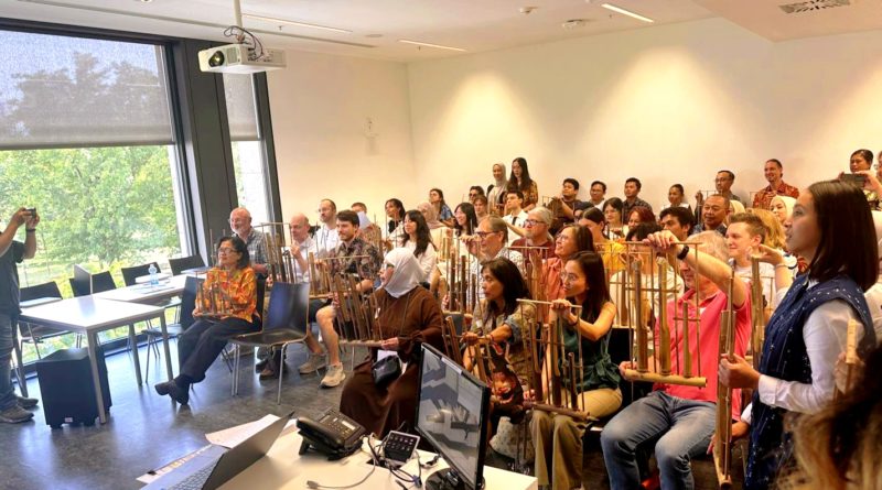 Angklung Goes to University: Promosikan Budaya Indonesia di Frankfurt, Jerman Angklung Goes to University: Promosikan Budaya Indonesia di Frankfurt, Jerman