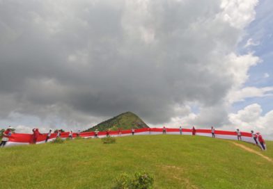 Group Hiking Indonesia PMI bentangkan bendera Merah Putih sepanjang 50 Meter di Brick Hill Hong Kong untuk menyambut HUT RI ke 81 Group Hiking Indonesia PMI bentangkan bendera Merah Putih sepanjang 50 Meter di Brick Hill Hong Kong untuk menyambut HUT RI ke 81
