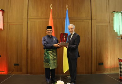 Kujang Jadi Simbol Persahabatan Indonesia-Ukraina di Resepsi Diplomatik HUT RI ke-81 Kujang Jadi Simbol Persahabatan Indonesia-Ukraina di Resepsi Diplomatik HUT RI ke-81